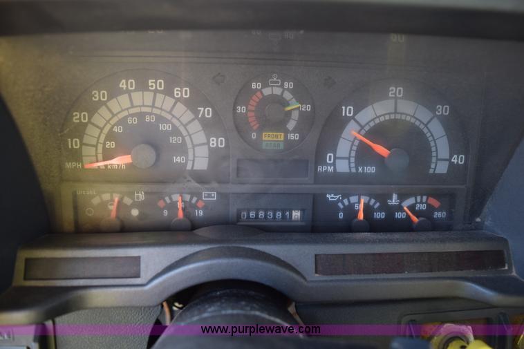 image for item J8483 1999 Chevrolet C7500 applicator truck