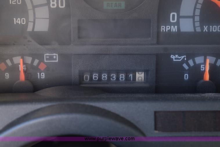 image for item J8483 1999 Chevrolet C7500 applicator truck