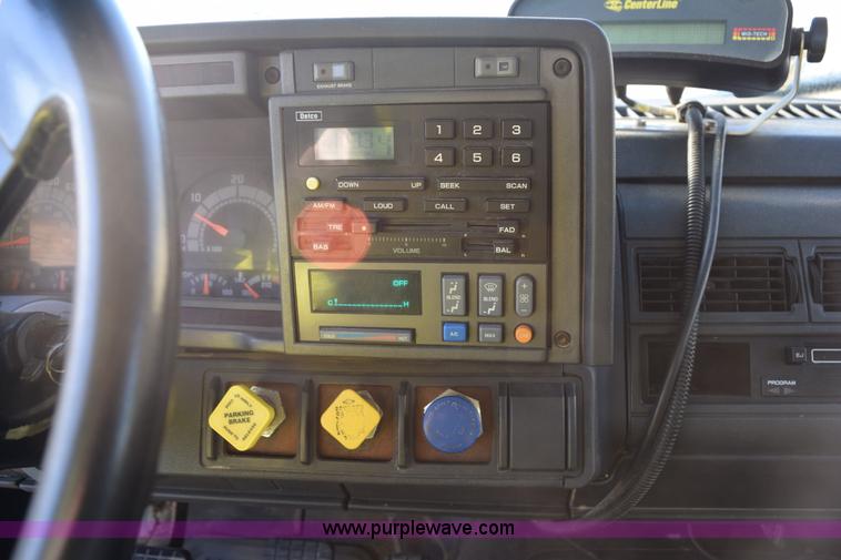 image for item J8483 1999 Chevrolet C7500 applicator truck