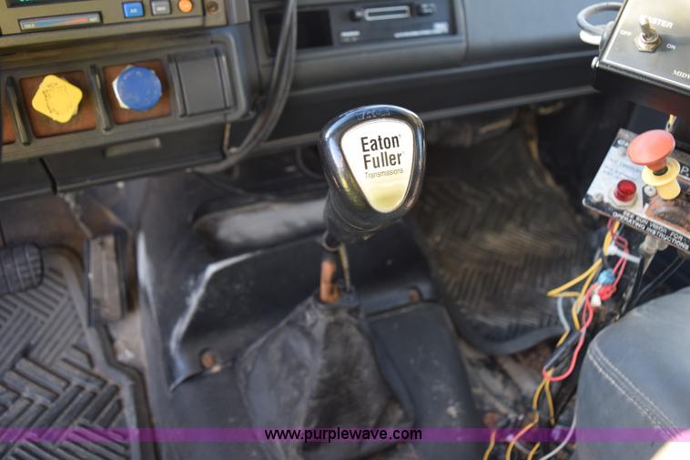 image for item J8483 1999 Chevrolet C7500 applicator truck