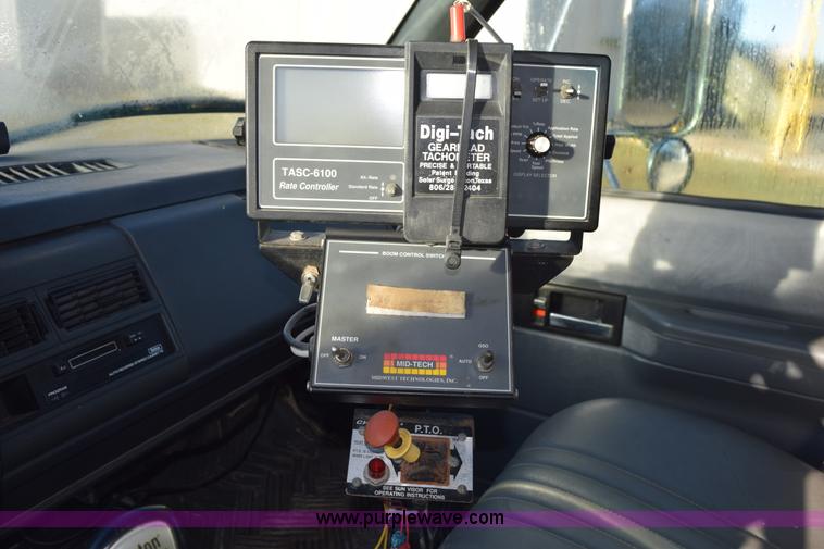 image for item J8483 1999 Chevrolet C7500 applicator truck