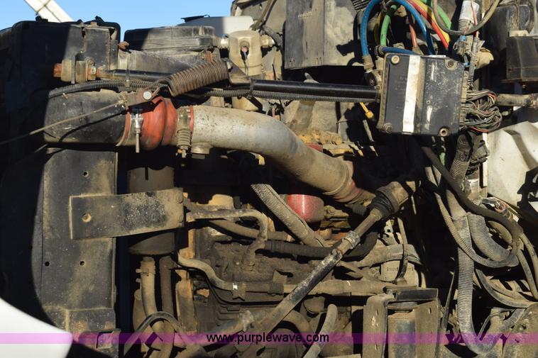 image for item J8483 1999 Chevrolet C7500 applicator truck