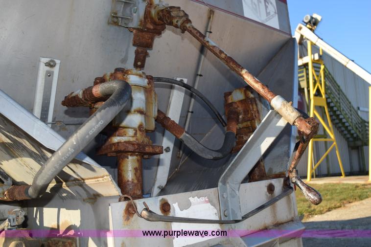 image for item J8483 1999 Chevrolet C7500 applicator truck