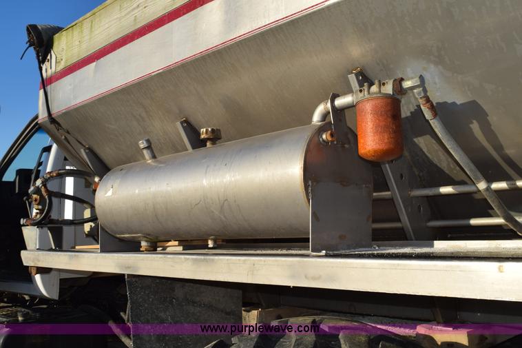 image for item J8483 1999 Chevrolet C7500 applicator truck