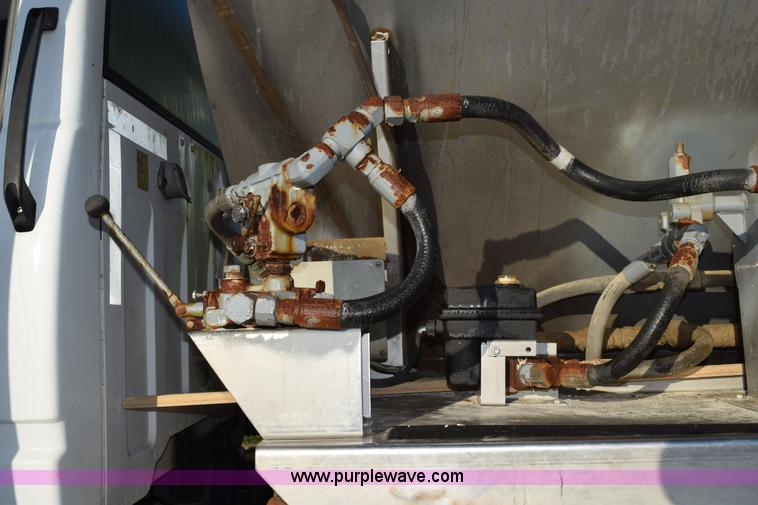 image for item J8483 1999 Chevrolet C7500 applicator truck