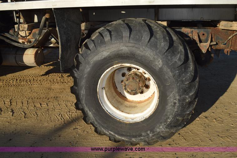 image for item J8483 1999 Chevrolet C7500 applicator truck