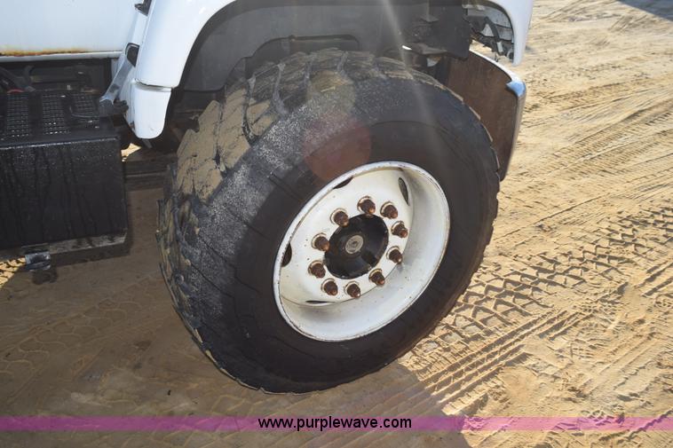 image for item J8483 1999 Chevrolet C7500 applicator truck