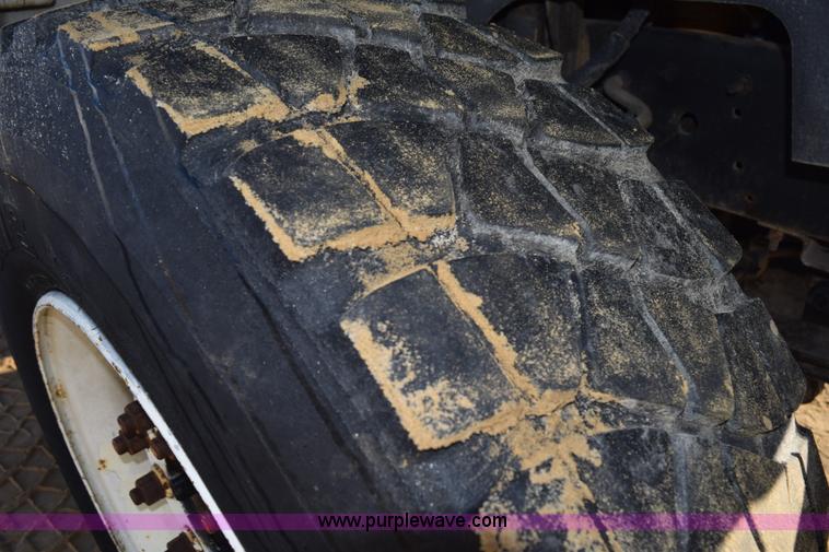 image for item J8483 1999 Chevrolet C7500 applicator truck