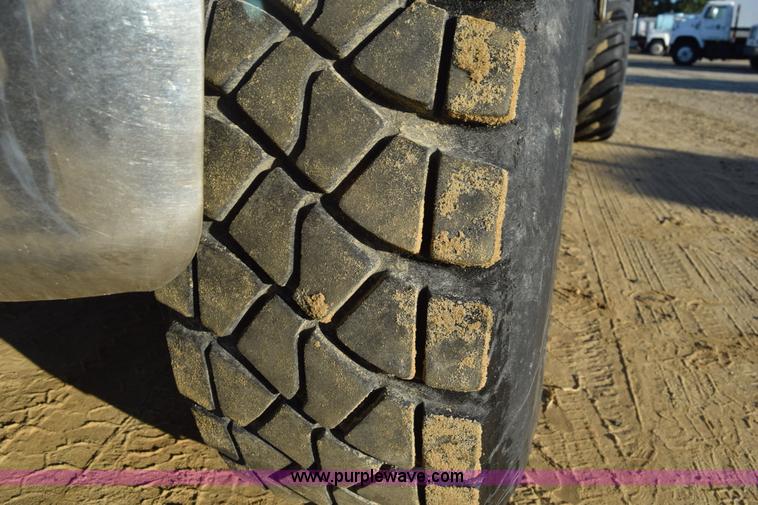 image for item J8483 1999 Chevrolet C7500 applicator truck