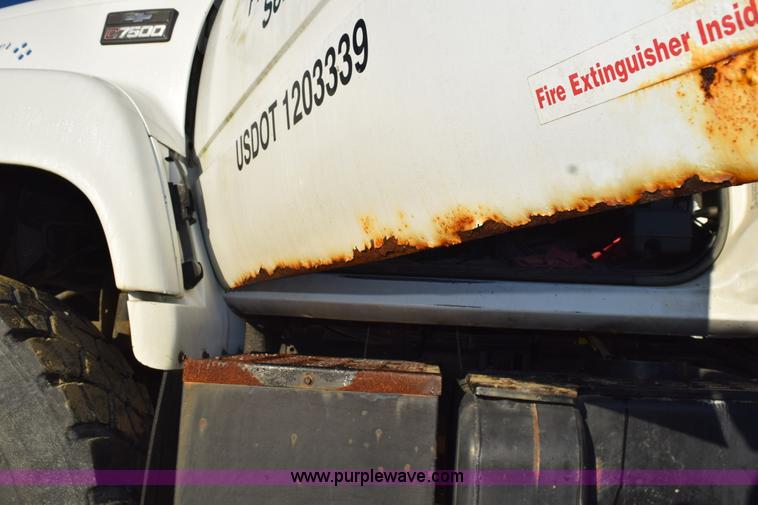 image for item J8483 1999 Chevrolet C7500 applicator truck