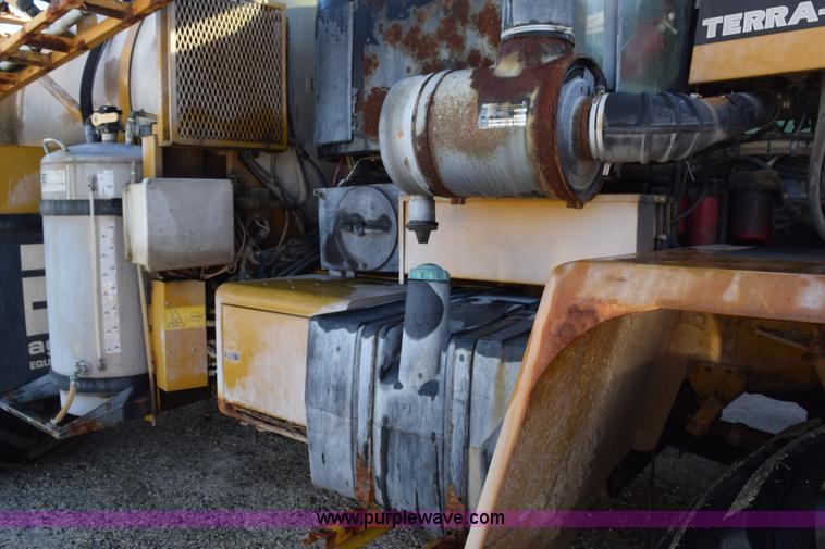 image for item J8485 2005 Ag-Chem TerraGator 8144 self-propelled sprayer