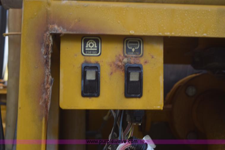 image for item J8485 2005 Ag-Chem TerraGator 8144 self-propelled sprayer