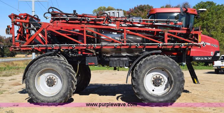 image for item J8491 2010 Case IH 4420 self-propelled sprayer