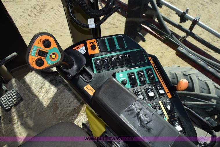 image for item J8493 2007 Case IH SPX4420 self-propelled sprayer