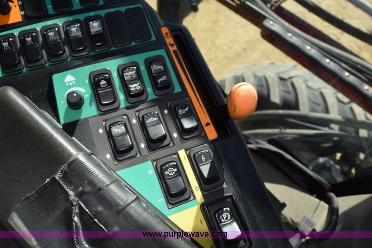 image for item J8493 2007 Case IH SPX4420 self-propelled sprayer