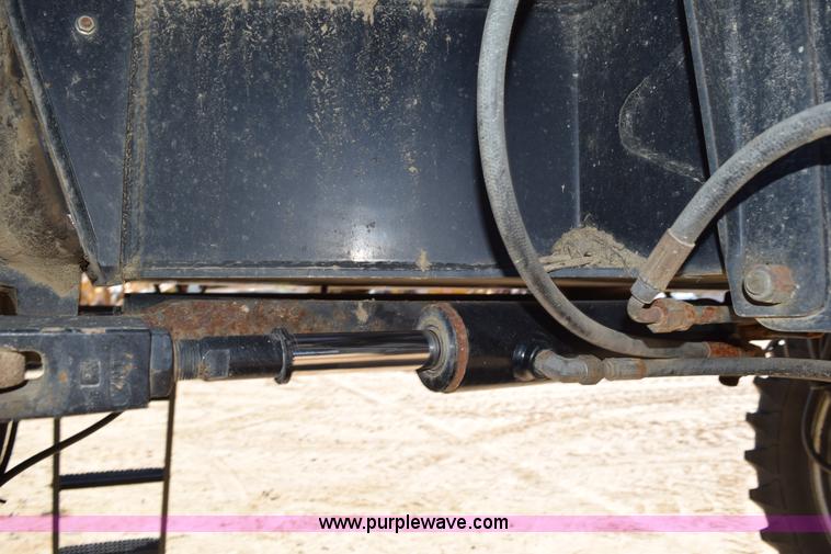 image for item J8493 2007 Case IH SPX4420 self-propelled sprayer