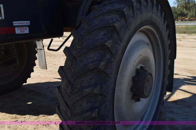 image for item J8493 2007 Case IH SPX4420 self-propelled sprayer