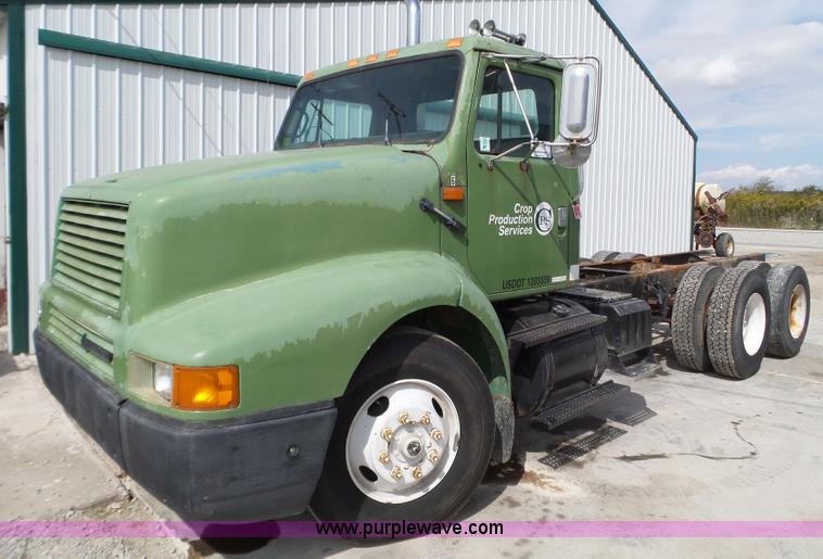 image for item L5014 1995 International 8200 truck cab and chassis
