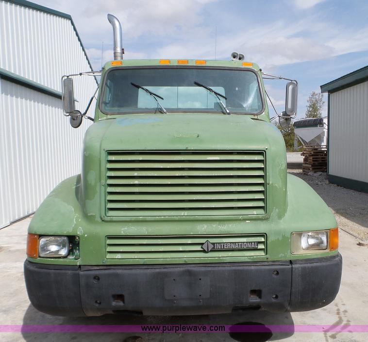 image for item L5014 1995 International 8200 truck cab and chassis