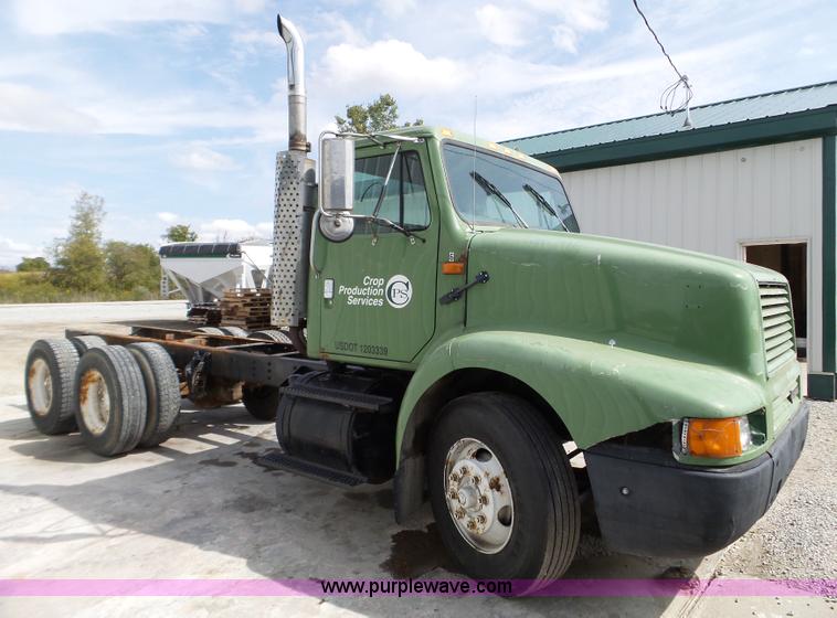 image for item L5014 1995 International 8200 truck cab and chassis