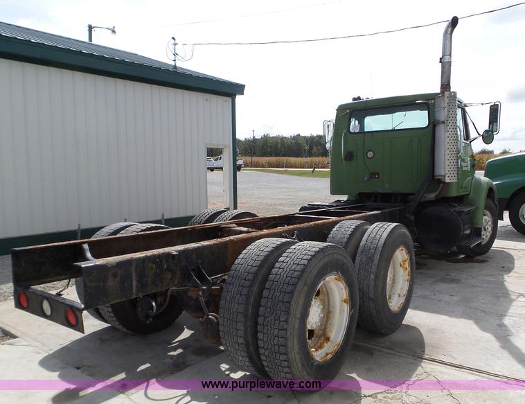 image for item L5014 1995 International 8200 truck cab and chassis