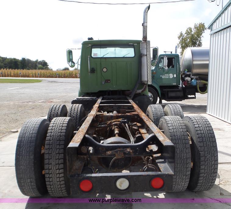 image for item L5014 1995 International 8200 truck cab and chassis