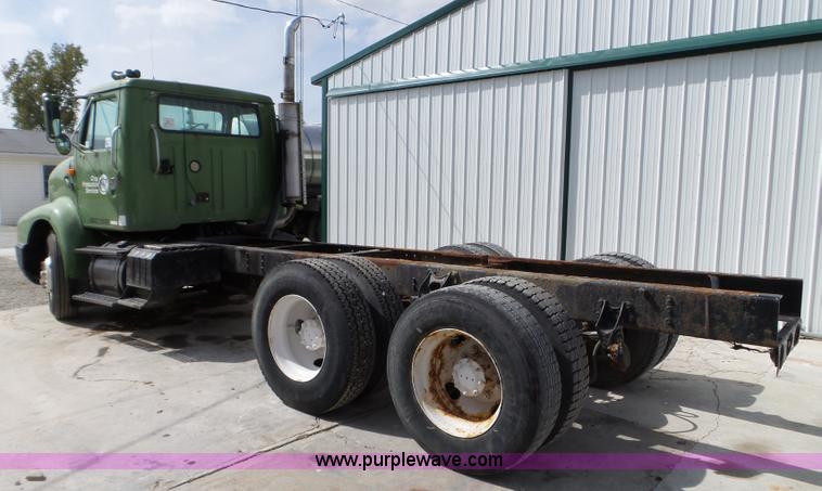 image for item L5014 1995 International 8200 truck cab and chassis