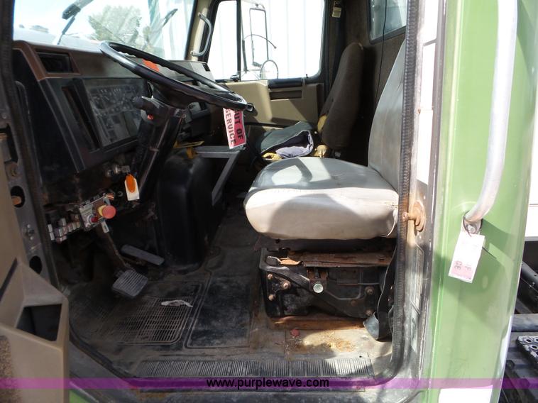 image for item L5014 1995 International 8200 truck cab and chassis