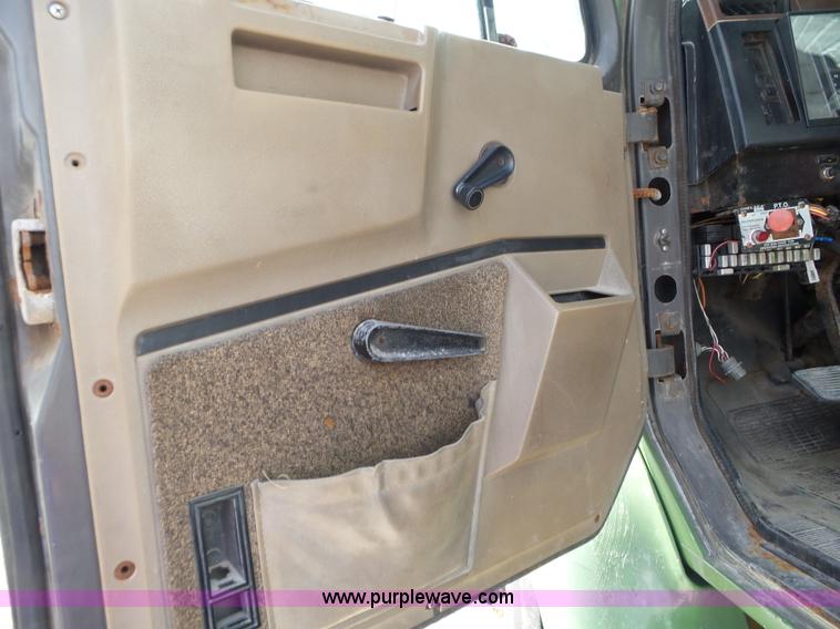 image for item L5014 1995 International 8200 truck cab and chassis