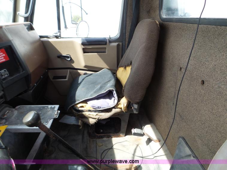 image for item L5014 1995 International 8200 truck cab and chassis