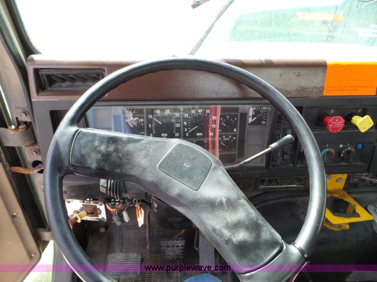 image for item L5014 1995 International 8200 truck cab and chassis