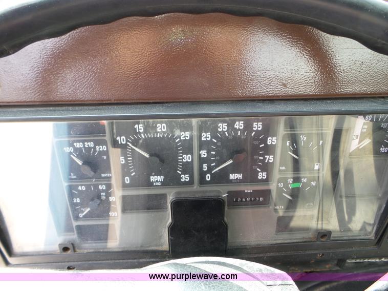 image for item L5014 1995 International 8200 truck cab and chassis