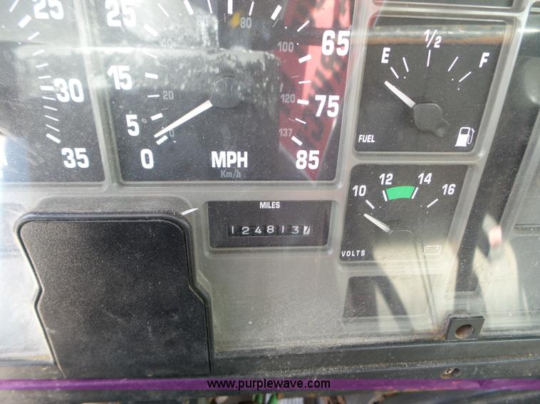 image for item L5014 1995 International 8200 truck cab and chassis