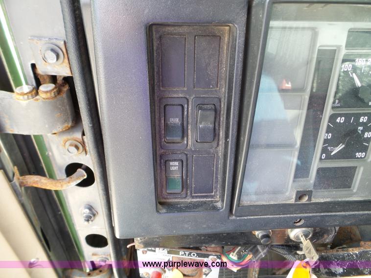 image for item L5014 1995 International 8200 truck cab and chassis