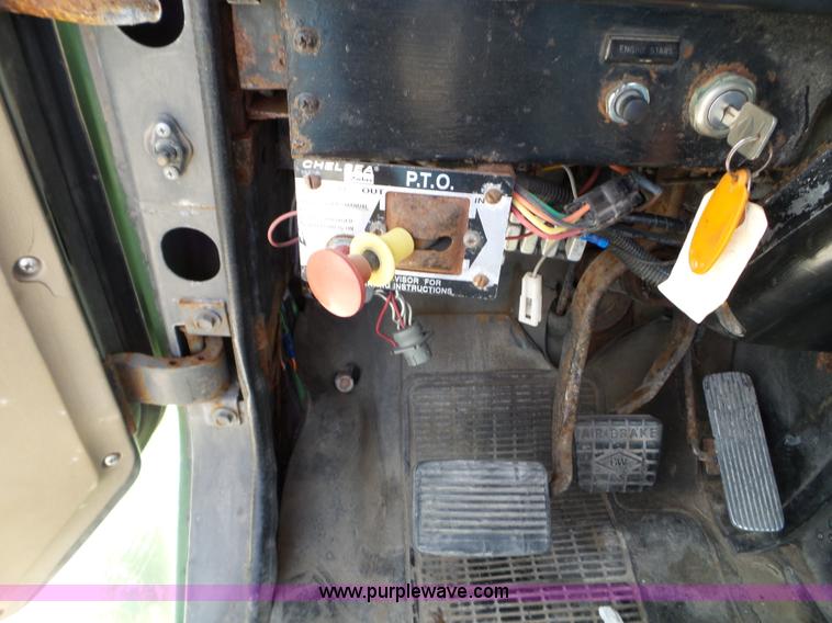 image for item L5014 1995 International 8200 truck cab and chassis