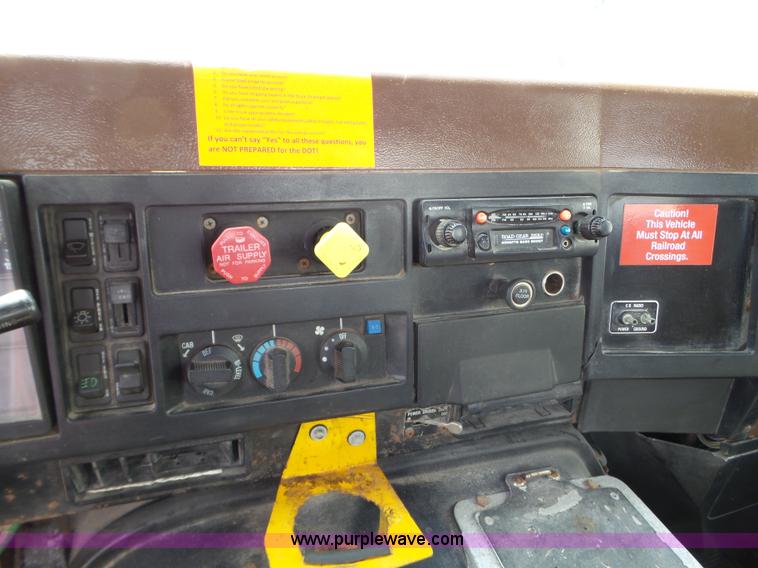 image for item L5014 1995 International 8200 truck cab and chassis