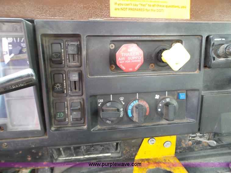 image for item L5014 1995 International 8200 truck cab and chassis