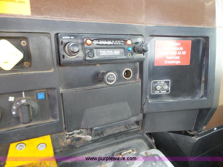 image for item L5014 1995 International 8200 truck cab and chassis