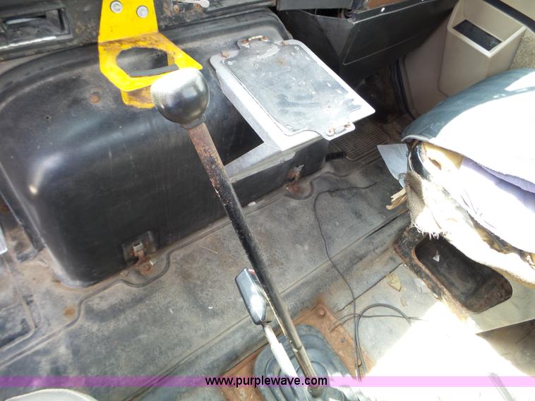 image for item L5014 1995 International 8200 truck cab and chassis