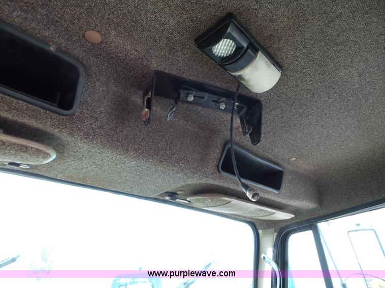 image for item L5014 1995 International 8200 truck cab and chassis