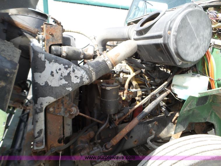 image for item L5014 1995 International 8200 truck cab and chassis