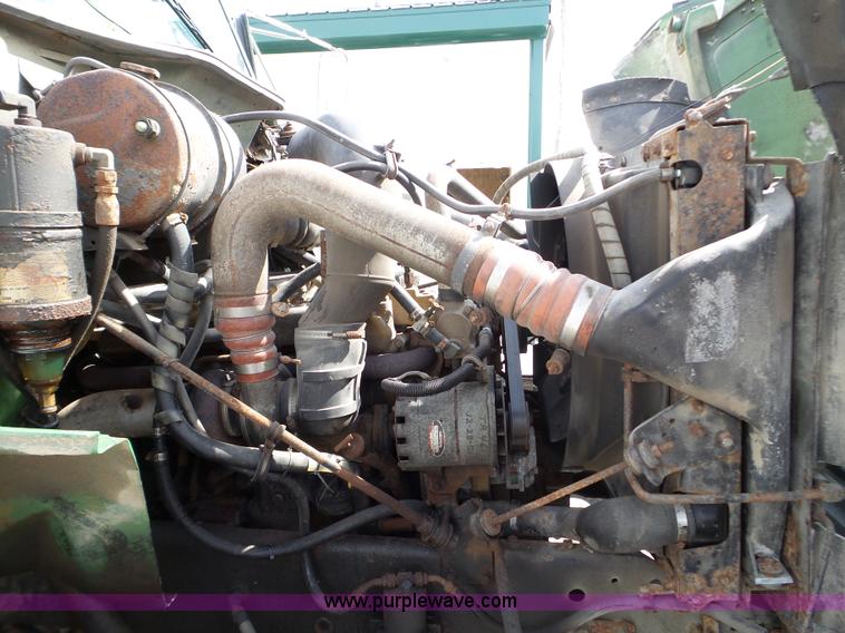 image for item L5014 1995 International 8200 truck cab and chassis