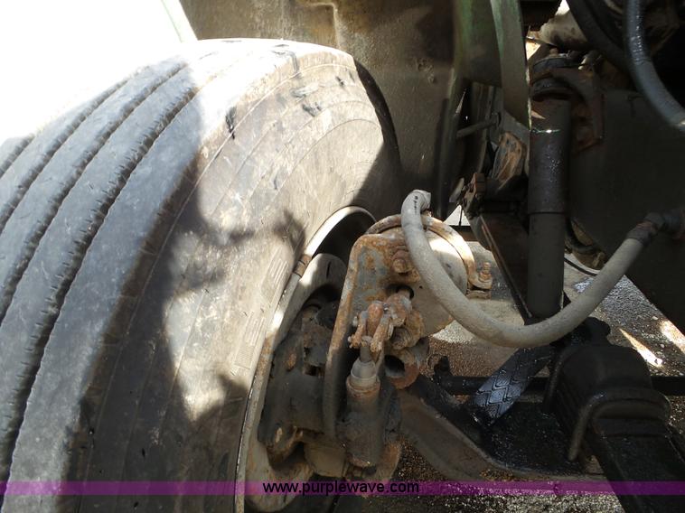 image for item L5014 1995 International 8200 truck cab and chassis