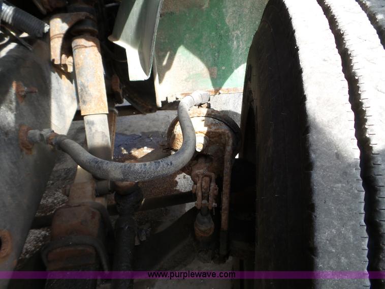 image for item L5014 1995 International 8200 truck cab and chassis