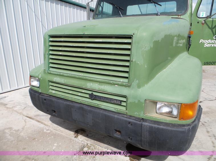 image for item L5014 1995 International 8200 truck cab and chassis