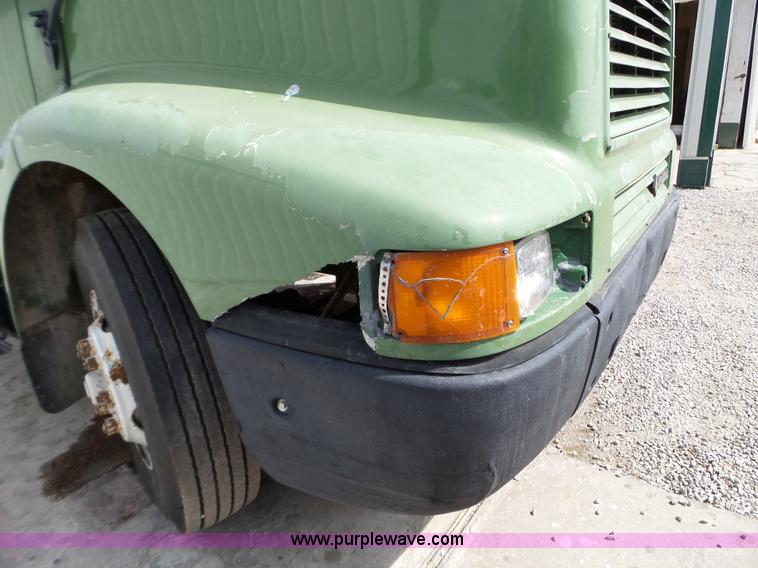 image for item L5014 1995 International 8200 truck cab and chassis