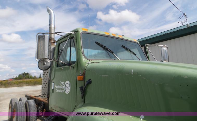 image for item L5014 1995 International 8200 truck cab and chassis