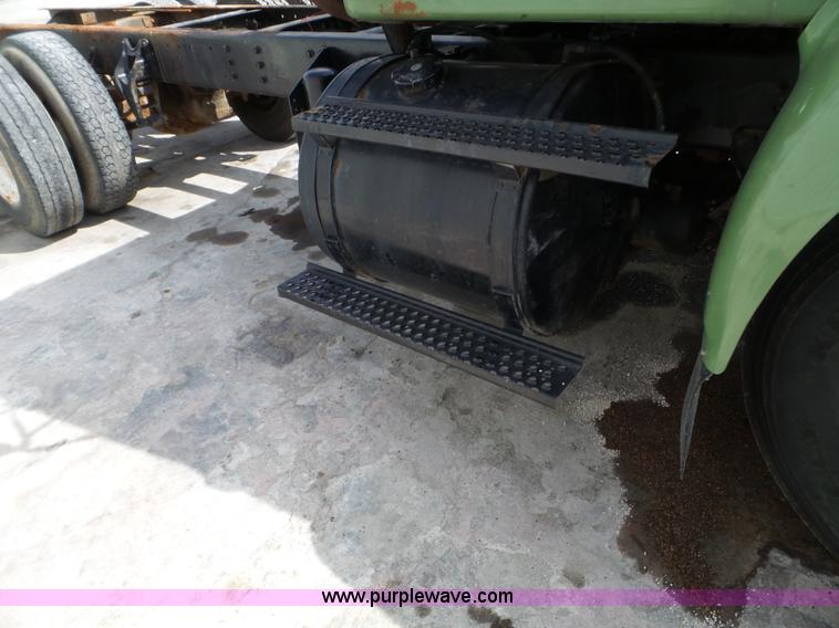 image for item L5014 1995 International 8200 truck cab and chassis