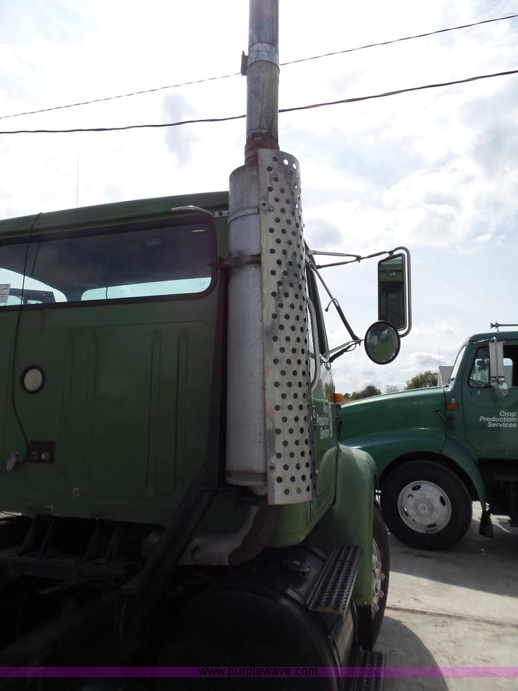 image for item L5014 1995 International 8200 truck cab and chassis