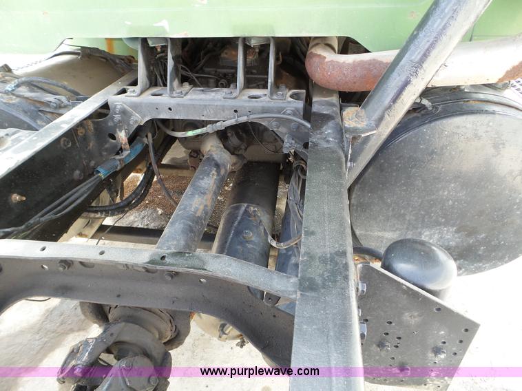 image for item L5014 1995 International 8200 truck cab and chassis